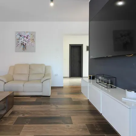 Mit Privatpool Fuer 8 Personen Ca 170 Qm In Pula, Istrien Istrische Riviera Holiday home