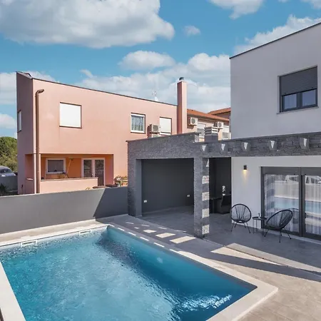 Mit Privatpool Fuer 8 Personen Ca 170 Qm In Pula, Istrien Istrische Riviera *