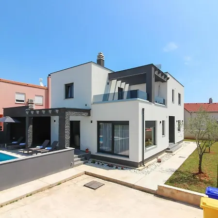 Holiday home Mit Privatpool Fuer 8 Personen Ca 170 Qm In Pula, Istrien Istrische Riviera