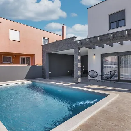 Mit Privatpool Fuer 8 Personen Ca 170 Qm In Pula, Istrien Istrische Riviera Holiday home Pula