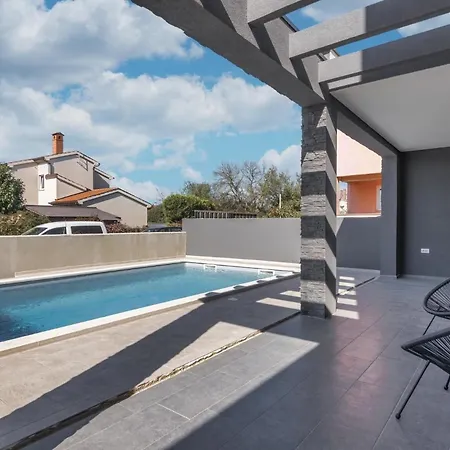 Holiday home Mit Privatpool Fuer 8 Personen Ca 170 Qm In Pula, Istrien Istrische Riviera *