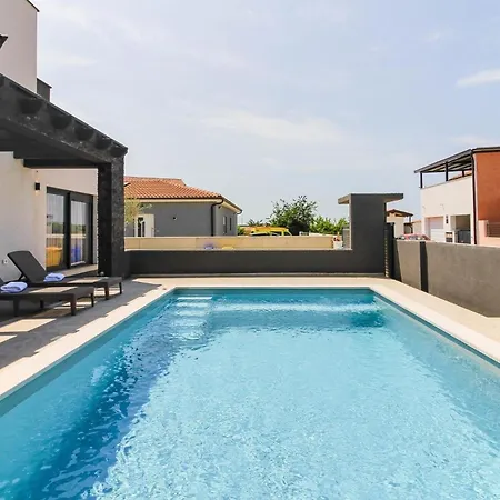 Holiday home Mit Privatpool Fuer 8 Personen Ca 170 Qm In Pula, Istrien Istrische Riviera *