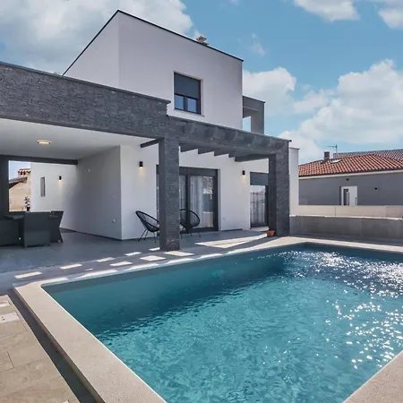 Mit Privatpool Fuer 8 Personen Ca 170 Qm In Pula, Istrien Istrische Riviera * Pula